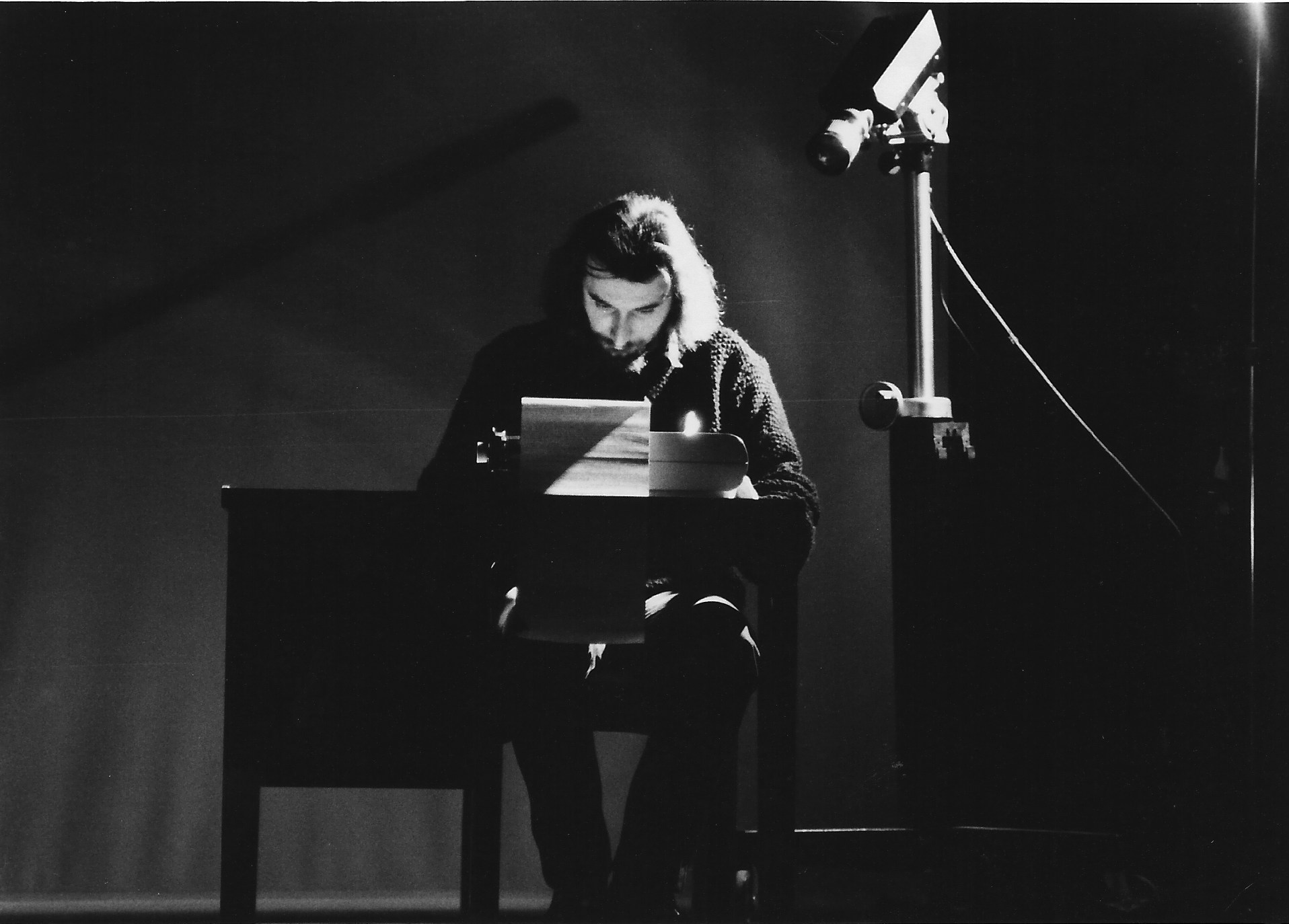 4 ScrivScrit Enzo Minarelli, Lo scrivano scrittura, Sala Polivalente, Ferrara, una performance che coniuga la scrittura alla macchina da scrivere ingrandita su schermo televisivo ed interventi fonetici sulla scrittura stessa. La foto è di Marco Caselli Nirmal.