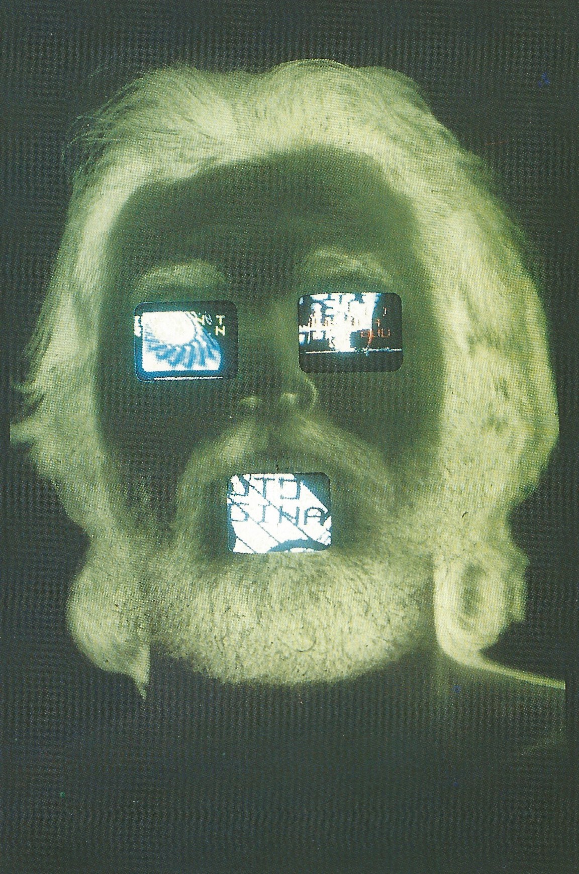 Videoposfasfsafesia Enzo Minarelli Volto Pagina, videoinstallazione di poesia sonora, la foto è di Marco Caselli Nirmal, il volto ingrandito dell'autore, con tre programmi televisivi. Enzo Minarelli "Volto Pagina" videoinstallazione sfrutta l'aperto-chiuso della o di volto, inteso come viso e come atto del voltare pagina, infatti nell'ambientazione, prodotta dal Centro Video Arte di Ferrara, c'era una congegno che rendeva efficacemente il gesto del voltare con l'immagine dell'autore ingrandita che si staccava da quella fissa a parete per poi tornare a combaciare con la stessa. I televisori dei due occhi proponevano due video poesie baste su poemi sonori di Minarelli, "Miss Mix" e "Labirinto" mentre il tv in corrispondenza della bocca mostrava la stessa videoistallazione in tempo reale. Venne esposta in varie occasioni tra cui Arte Fiera di Bologna.