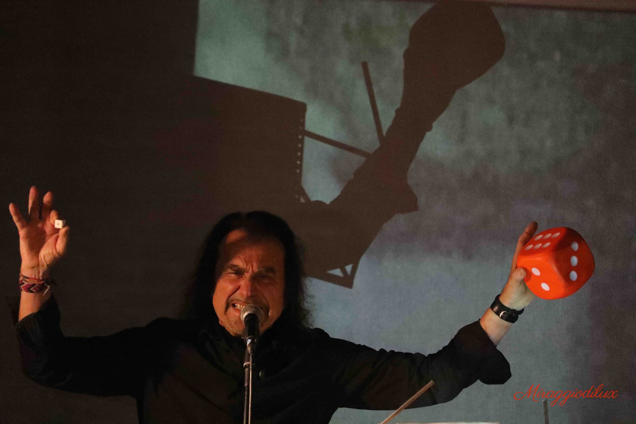 Polipoesia 10 Zanzara Arte Contemporanea 31maggio 2024 Ferrara Enzo Minarelli in performance Polipoesia 10 con videoimmagini ed interventi vocali ed orali dal vivo. Esempio perfetto della sua Polipoesia, qui sta eseguendo Il sapere scopo di vita, Knowledge as purpose of life, El saber como finalidad del vivir.